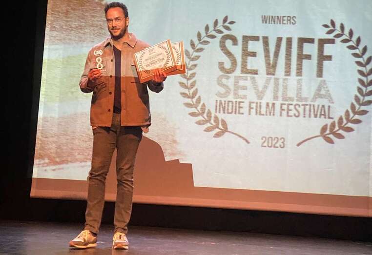 Armando Ravelo recoge el premio/TA.